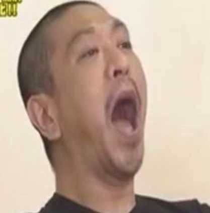 子供の頃こうやって笑い堪えるのカッコいいと思ってた
