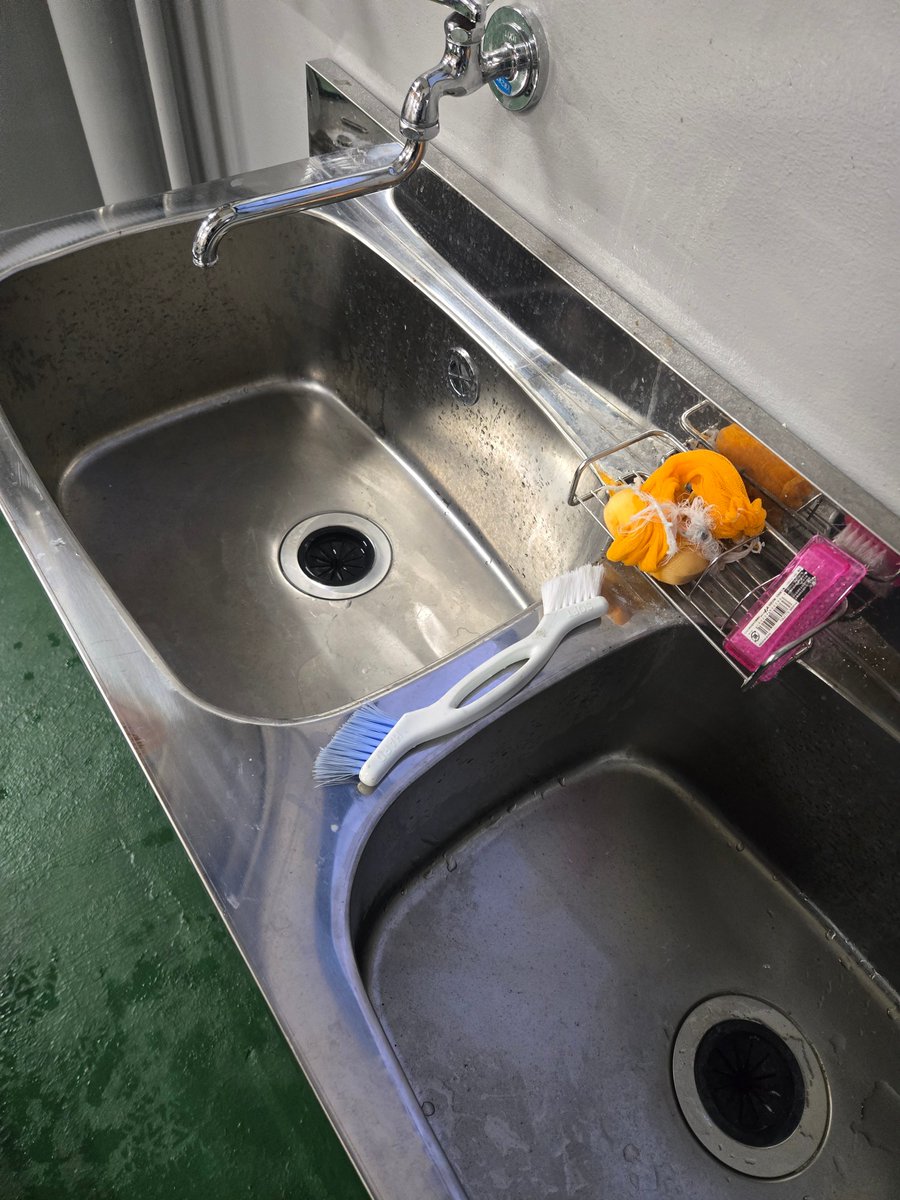 こっちの工場に移った時に製品洗ったりするのにステンレスシンクとお湯出るようにしといてもらって良かった…
前のところは寒い時も水やったから地獄
まー、製造業あるあるやけど