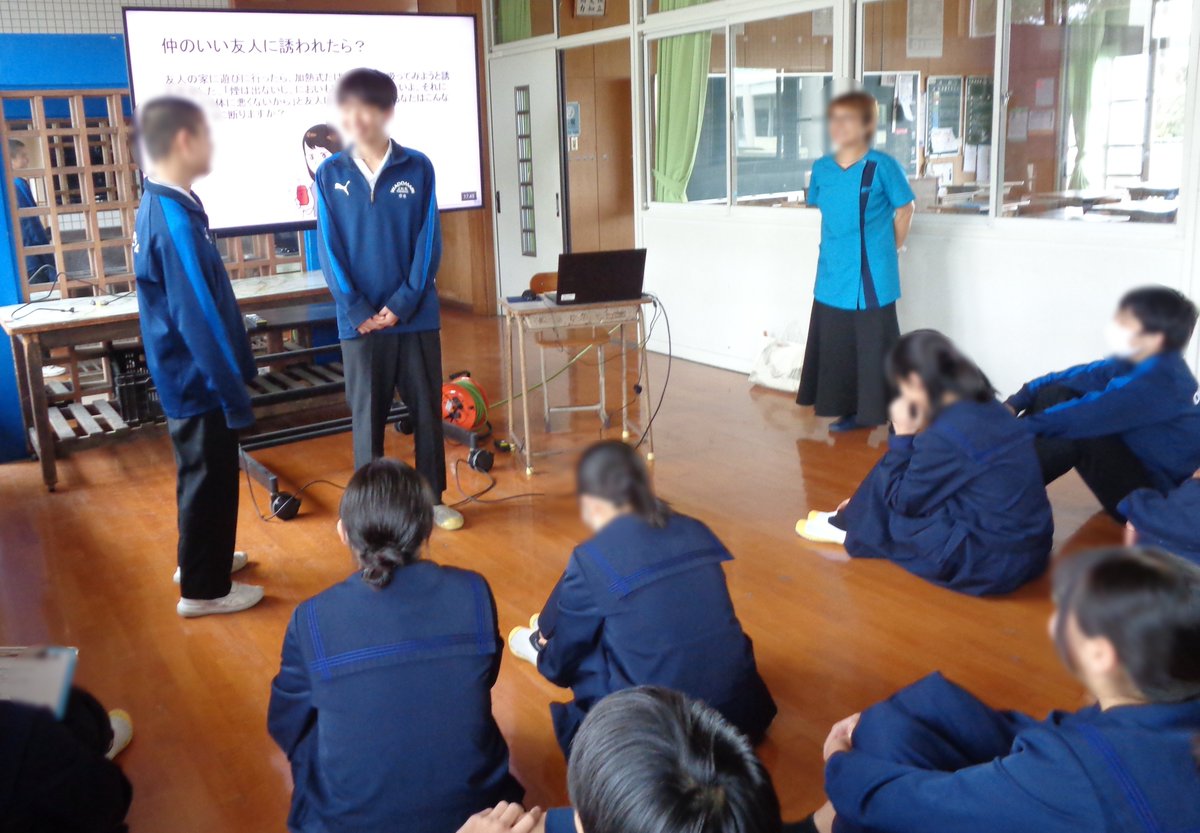 wadomarijhs's tweet photo. 学校薬剤師さんを講師とし､2年生で薬物乱用防止教室���3年生で血液教室を実施しました｡薬物乱用防止教室ではたばこやアルコールについてロールプレイや○×ゲームを取り入れて学習しました｡血液教室では､血液に関する正しい知識と､献血への理解を深めることができました｡ありがとうございました。 https://t.co/tk4Ck74aLr