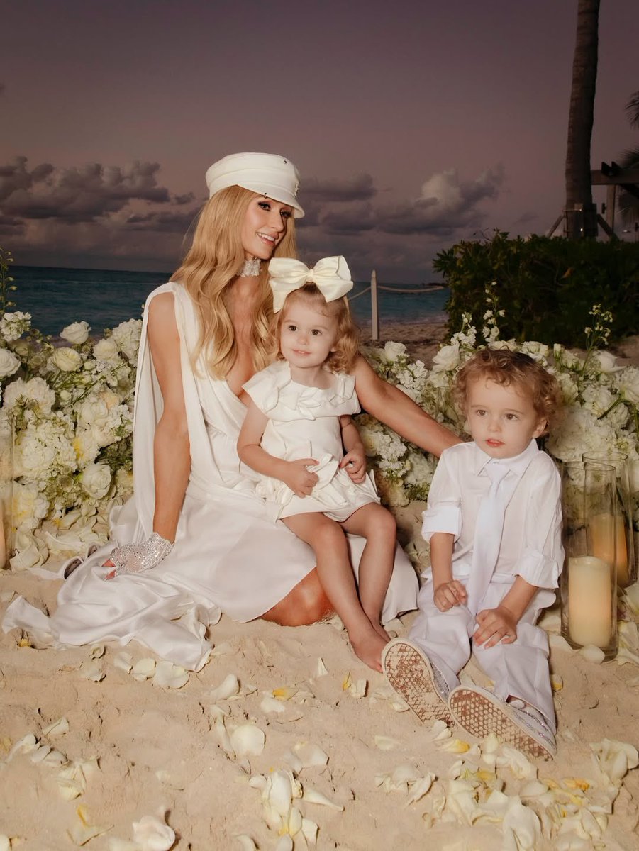 HELLOmagIndia's tweet image. 5 years after the first yes, #CarterReum re-proposed to #ParisHilton on a Turks &amp;amp; Caicos beach, with Phoenix &amp;amp; London beside them &amp;amp; a glowing sign that read, “Will You Marry Me Again?” Read more about Paris's lux pet homes: shorturl.at/R1qEJ #HELLOIndia #HELLOMagazine