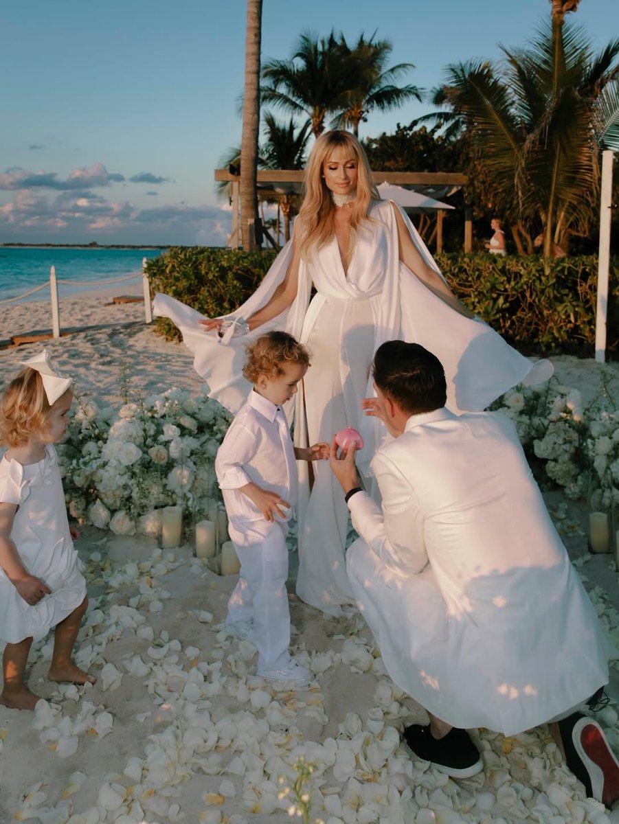 HELLOmagIndia's tweet image. 5 years after the first yes, #CarterReum re-proposed to #ParisHilton on a Turks &amp;amp; Caicos beach, with Phoenix &amp;amp; London beside them &amp;amp; a glowing sign that read, “Will You Marry Me Again?” Read more about Paris's lux pet homes: shorturl.at/R1qEJ #HELLOIndia #HELLOMagazine