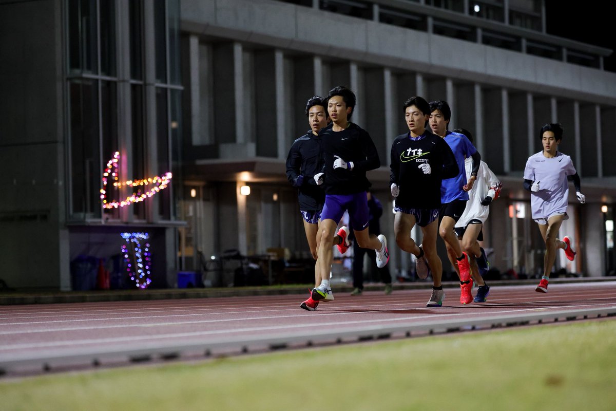 Getsuriku's tweet photo. EKIDEN GRAPHIC 2025-2026
本日も厳選掲載カットを公開✨

学生たちの思い出を凝縮した珠玉のグラフィック集📷
売り切れ御免の限定制作！

1500円（送料・税込）
明日2/19より順次発送予定

#EKIDENGRAPHIC
ご購入🔻
https://t.co/iaKR5gz7xr
※購入用ページが切り替わりましたので、ご注意ください。 https://t.co/NWaLRGVAha