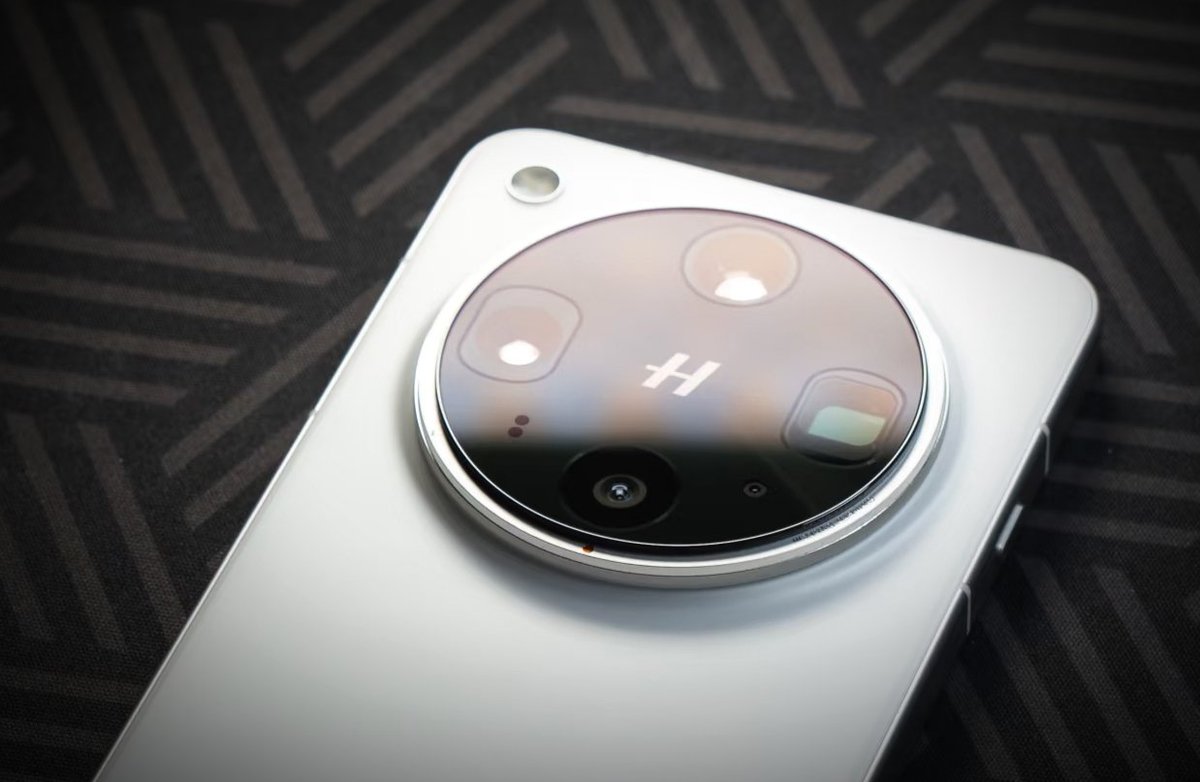 Looks like OPPO Find X9 Ultra might be the only Ultra with a 7000+mAh🔋 battery. 🍀 
#OPPO #OPPOFindX9Ultra