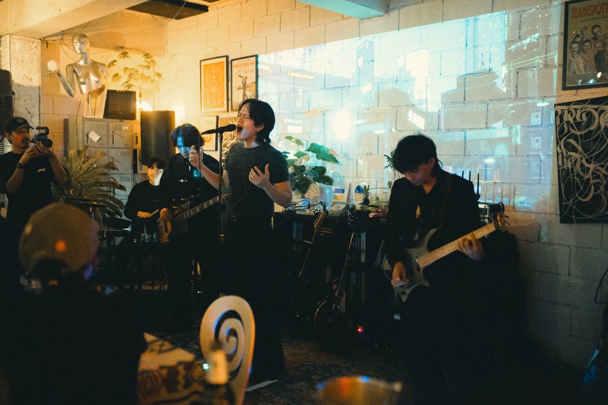 SECRET_Styled's tweet photo. Wallrollers เปิดแผลกลางร้านนิยมขม! ปล่อยพลังร็อก กับซิงเกิลใหม่ “แค่แผลเป็น” เสิร์ฟแฟนๆแบบใกล้ชิด
.
ค่ำคืนเล็กๆ ที่เต็มไปด้วยความสนุก! “Wallrollers (วอลล์โรลเลอร์ส)” ระเบิดความมันส์ในมินิคอนเสิร์ตเปิดตัวซิงเกิลใหม่ล่าสุด “แค่แผลเป็น” แบบสดๆ เป็นที่แรก ท่ามกลางบรรยากาศสุดอบอุ่นที่ ร้านนิยมขม โดยมีแฟนเพลงยกแก๊งมาซัพพอร์ตกันแน่นร้าน
.
งานนี้ไม่ใช่แค่โชว์ดนตรีธรรมดา แต่คือความตั้งใจของ Wallrollers ที่อยากถ่ายทอดอารมณ์ของเพลงให้แฟนๆ ได้ฟังจากเสียงจริง อินจริง แบบไม่ผ่านจอ พร้อมส่งสารชัดๆ ว่า “ไม่ว่าแผลในใจจะหนักหนาแค่ไหน สุดท้ายมันจะกลายเป็นเพียง ‘แค่แผลเป็น’ ที่ย้ำเตือนว่าเราเคยผ่านอะไรมา และเติบโตขึ้นแค่ไหน”
.
ทันทีที่อินโทรดังขึ้น บรรยากาศก็เปลี่ยนเป็นโหมดร็อกเต็มสปีด แฟนๆ โยกตาม ร้องตามแบบไม่มีใครยอมใคร วงขนเพลงมาเสิร์ฟแบบจัดเต็ม ทั้งเพลงเก่า เพลงใหม่ ทำให้ทั้งร้านอบอวลไปด้วยความสนุกสนาน เรียกเสียงปรบมือและเสียงเชียร์ได้ตลอดทั้งโชว์ กลายเป็นค่ำคืนที่ทั้งบนเวทีและหน้าเวทีส่งพลังให้กันแบบไม่มีตก
.
ใครที่พลาดโมเมนต์สุดมันส์ครั้งนี้ ไม่ต้องเสียใจ! สามารถติดตามผลงานของ Wallrollers ได้ทุกช่องทาง พร้อมรับชมมิวสิกวิดีโอเพลง “แค่แผลเป็น” - Wallrollers ได้แล้วที่ https://t.co/hXtAhuZePy และรับฟังเพลงได้บนสตรีมมิ่งทุกแพลตฟอร์ม
.
ติดตาม Wallrollers ได้ทุกช่องทาง
+ Facebook: https://t.co/ZGvnlLP6NK
+ YouTube: https://t.co/C6DjynJdsO
+ Instagram: https://t.co/1DSxFZRJdR
+ TikTok: https://t.co/Tklglkdtnp
.
genie records
+ Facebook: https://t.co/uowDyBKfHi
+ YouTube: https://t.co/8QjqLXCTm3
+ Instagram: https://t.co/V7XZYz2Pgk  

 #แค่แผลเป็น #wallrollers #genierecords #gmmmusic #GMMGrammy