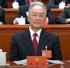 Adam65207241's tweet photo. 现年83岁的温家宝卸任已近14年，但他的政改言论（尤其是“没有政治体制改革，经济成果可能得而复失”“文革悲剧可能重演”）在民间和海外中文圈始终被视为“先知式预言”。

“他深知中国未来应该走什么样的路”

2026年的语境下，政治空间更收紧、反腐变成选择性工具、经济下行压力巨大、社会控制空前强化。
但一想到他的言论，很多人就会反思：
我们现在走的到底是不是他当年苦口婆心想避免的那条路？
 
温家宝当年最打动人的地方不是高深的理论，而是那种“像一匹负轭的老马”“求人民宽恕”和“知我罪我，其惟春秋”的无力感与真诚感。

放到2026年看，这种“明知不可为而为之”的悲剧色彩，反而和如今很多人的无力感高度重合——大家都知道问题出在哪里，也知道应该往哪个方向走，但现实就是走不了、甚至越走越远。

“要是听他的，中国或许不至于走到今天这一步。”

可惜历史没有如果。

在正国级领导都不允许出席春节团拜会的2026年，温家宝如今连公开露面都愈益困难，
下面写给北川中学校长刘亚春的新年问候只能算一种隐晦的公开表达吧！

一位曾经在体制最高层喊出“改革只能前进，停滞和倒退都没有出路”的人，如今却成了一个符号，只能活在别人的转发和怀念里。

这是难道不是对当今现实的莫大讽刺。