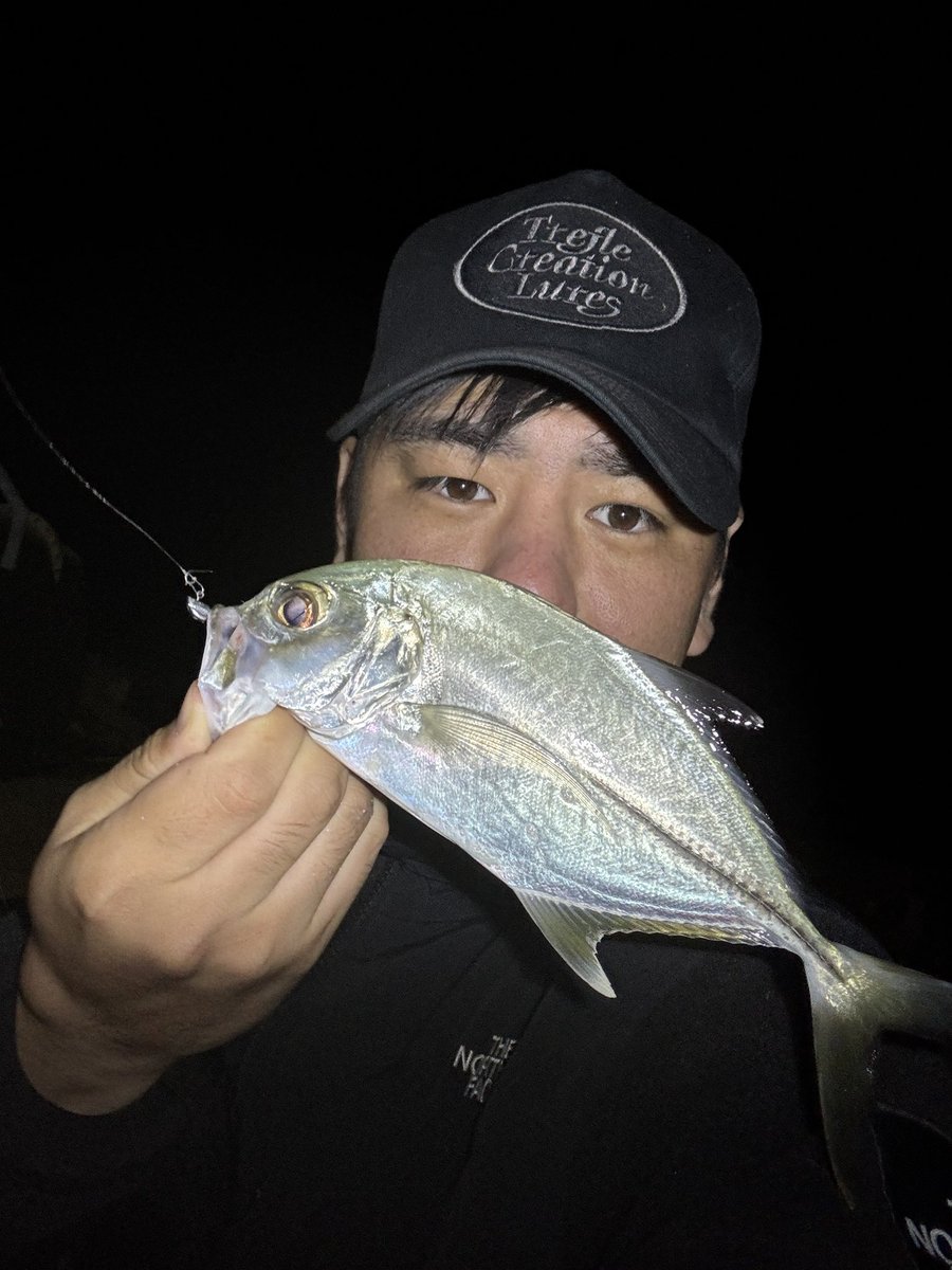 hirotora_818's tweet photo. 常夜灯でアジ3種🙌
いつもギンガメが溜まるこのエリア
外海が荒れてるおかげかナイトでは珍しいクロヒラアジ、ナンヨウカイワリのスペシゲスト✨
久々にプラグで釣れて大満足💗
56コンベも良型メッキに喜んどる😏
#KeyBow
#稚魚シャッドBaity
#FairyTail
#Glissando56konbe
#INXlabel https://t.co/m29wOFtqMh