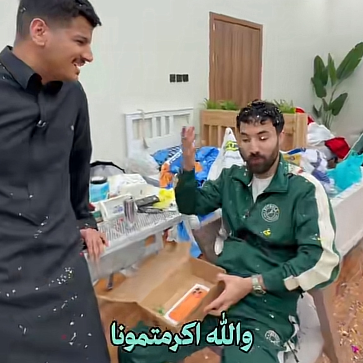 gr8rrrr's tweet image. معطين ذا المغربي هديه ايفون ويقول مقصرين معك وهو فديرته حثاله محد مهتم له😂😂😂😂