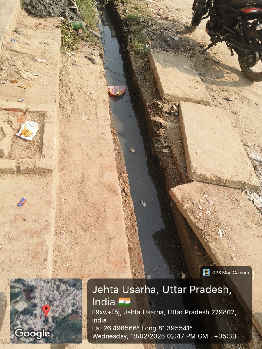 खबर अमेठी थाना शिवरतनगंज कस्बे से है जहां पर नाली की गंदे नाले की तरह भरी हुई है सफाई कर्मी द्वारा आज नली को साफ किया गया जो कि सिर्फ नाली के ऊपर ऊपर सिर्फ पन्नी को साफ किया जो कि आप देख सकते है कि नाली पूरी तरह पटी हुए मिट्टी को बिल्कुल भी नहीं निकाला गया ग्रामीणों के कहने के