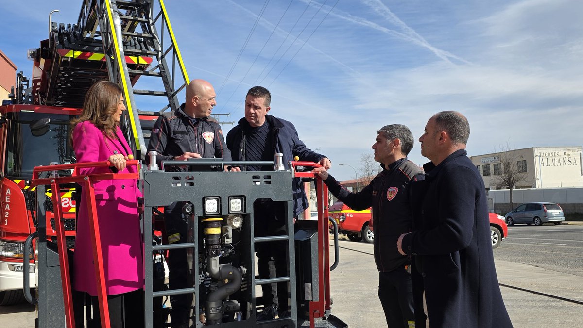 dipualba's tweet photo. 🚒#Dipualba refuerza el #SEPEI con 2 vehículos autoescaleras de para nuestros parques en #Almansa y #Hellín
💶1,8M€
➕️capacidad de rescate en altura
➕️seguridad
➕️tecnología puntera
💬@santicenizate: "Desde 2022, casi 4 M€ en renovación de flota" https://t.co/4A7l4Z5RzL