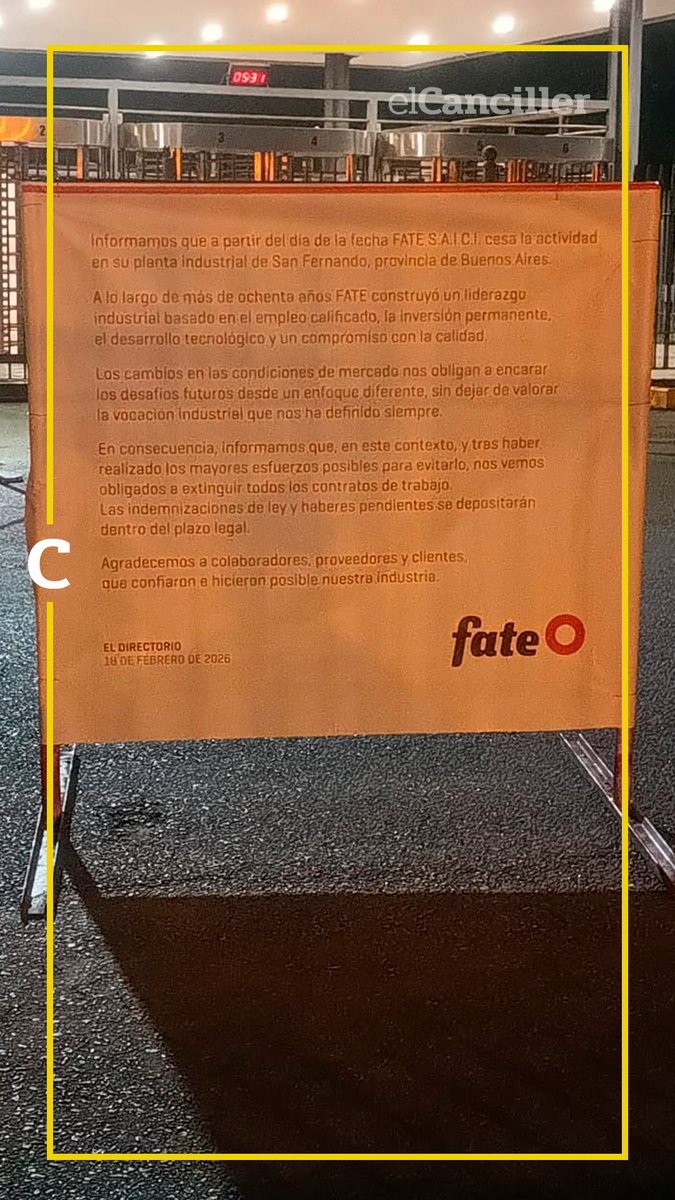 [AHORA] Así se enteraron los empleados de Fate que la empresa había cerrado: las autoridades pusieron un cartel en la puerta. 📸