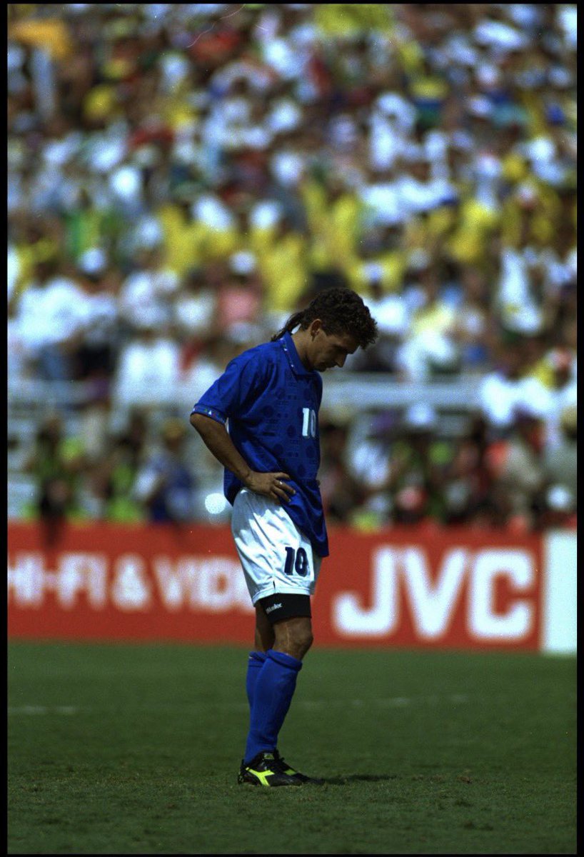 Lebih Dari Sekadar Tendangan Penalti itu

Di bawah cuaca terik Pasadena 1994 yg lebih terik dari Ciseeng, seorang pria berambut kuncir berdiri beberapa langkah dari bola. Stadion senyap. Ketika tendangannya melambung melewati mistar, waktu seolah berhenti. Peyorasi. Publik tak