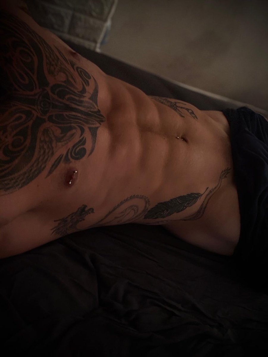 realskin0's tweet image. What’s hiding here?🤭