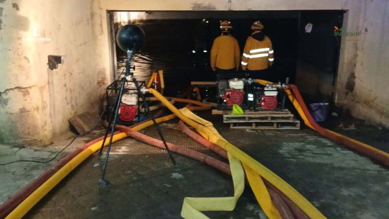 Plan_INFOCAM's tweet photo. Finalizan las intervenciones de #INFOCAM de @gobjccm en #TalaveraDeLaReina y #ElRobledo, donde hemos colaborado con @112clm tras las lluvias de estas semanas.

Los trabajos se han centrado en la retirada de agua acumulada y acondicionar vías públicas.

📸 Resumen de estos días https://t.co/trhRPemDy9
