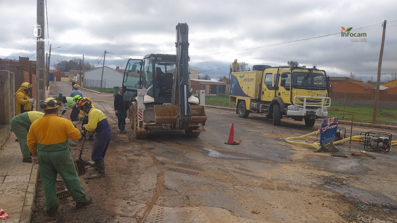 Plan_INFOCAM's tweet photo. Finalizan las intervenciones de #INFOCAM de @gobjccm en #TalaveraDeLaReina y #ElRobledo, donde hemos colaborado con @112clm tras las lluvias de estas semanas.

Los trabajos se han centrado en la retirada de agua acumulada y acondicionar vías públicas.

📸 Resumen de estos días https://t.co/trhRPemDy9