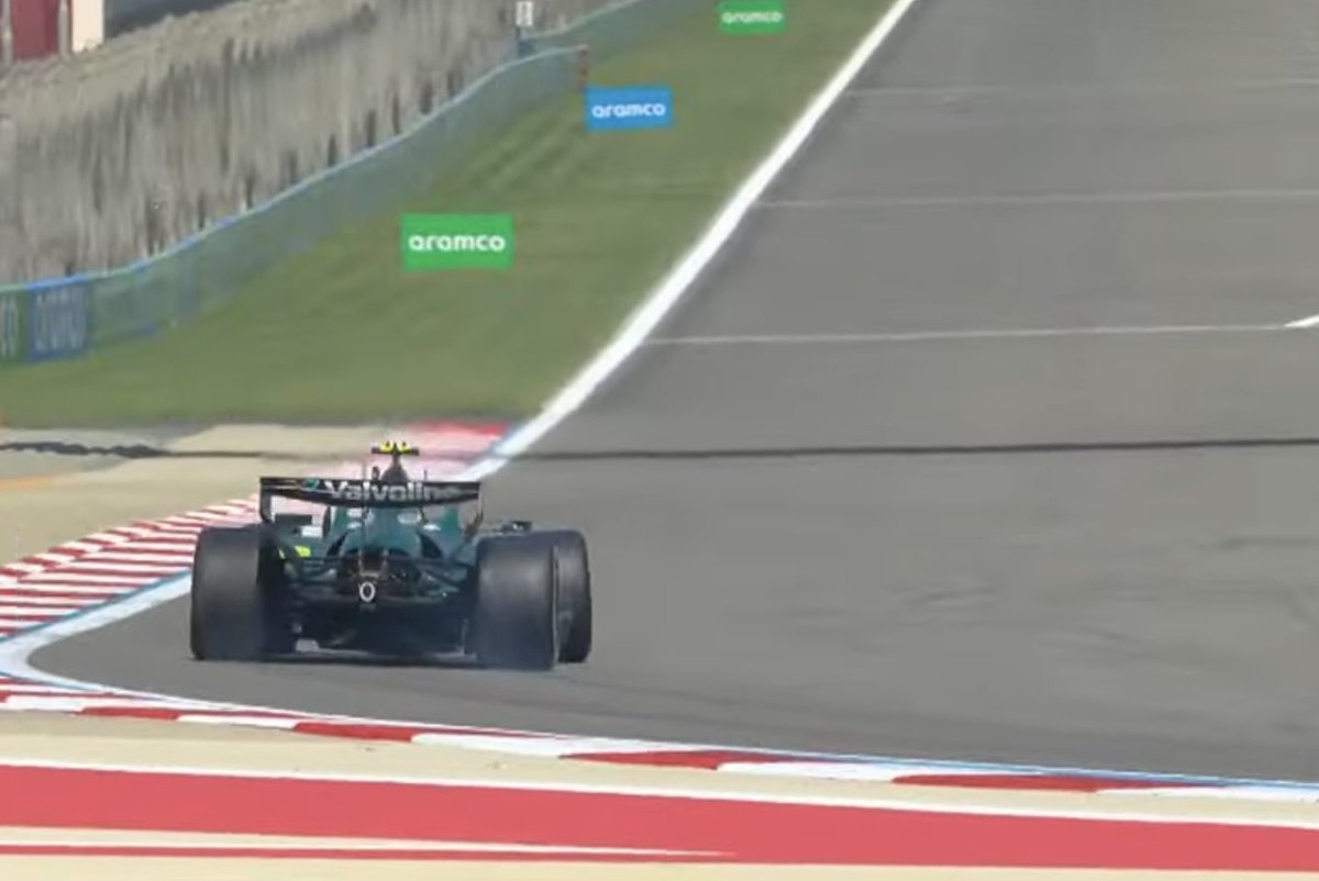 robertofunoat's tweet photo. Primi segnali di insofferenza di Fernando Alonso. La AMR26 (al momento) è un disastro. Difficile da inserire in curva e instabile al retrotreno in uscita. E il due volte campione del mondo manda un messaggio ai box facendo fumare le gomme posteriori #F1 #Bahrain #Test2 #Day1 #AstonMartin #Alonso
