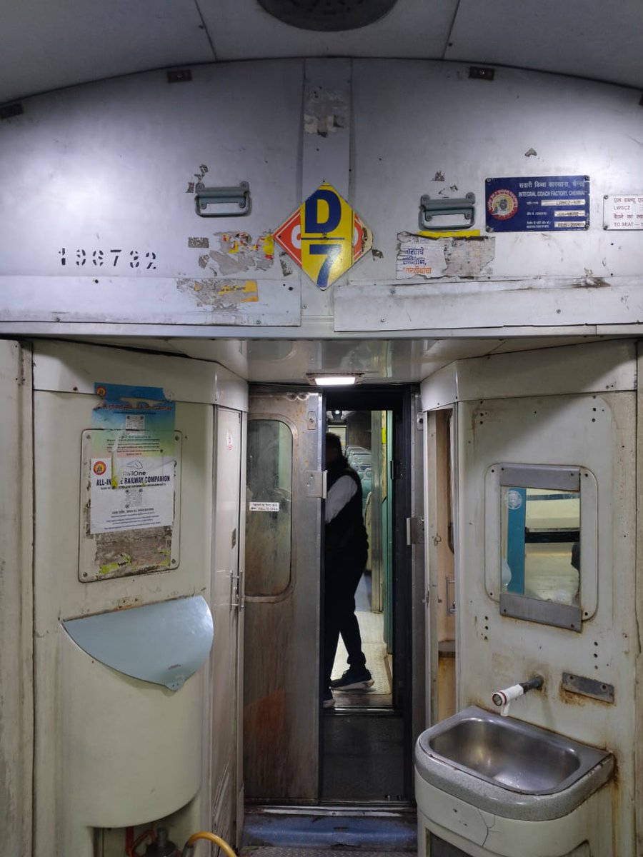 PrawasiPune's tweet photo. @GM_CRly @Central_Railway @drmmumbaicr @drmpune @srdcmmumbaicr @SRDCMPUNE @RailwaySeva @RailMinIndia https://t.co/U1abKaC7uy