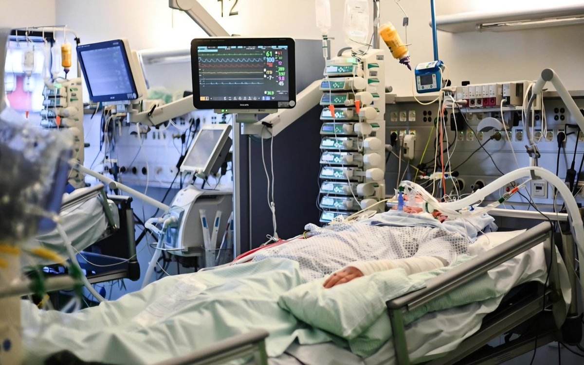 Hemşire hastanın pozısyonunu vermiş bakım ve temizliğini yapmış altını değiştirmiş on  tane enjektomata ilaç dozu ayarlamış monitörize şekilde hastanın takibini yapıyor, hemşirelik ağır işçiliktir ama her birimiz görevimizi yaparken böyle onurlu bir mesleğin üyesi olmaktan gurur