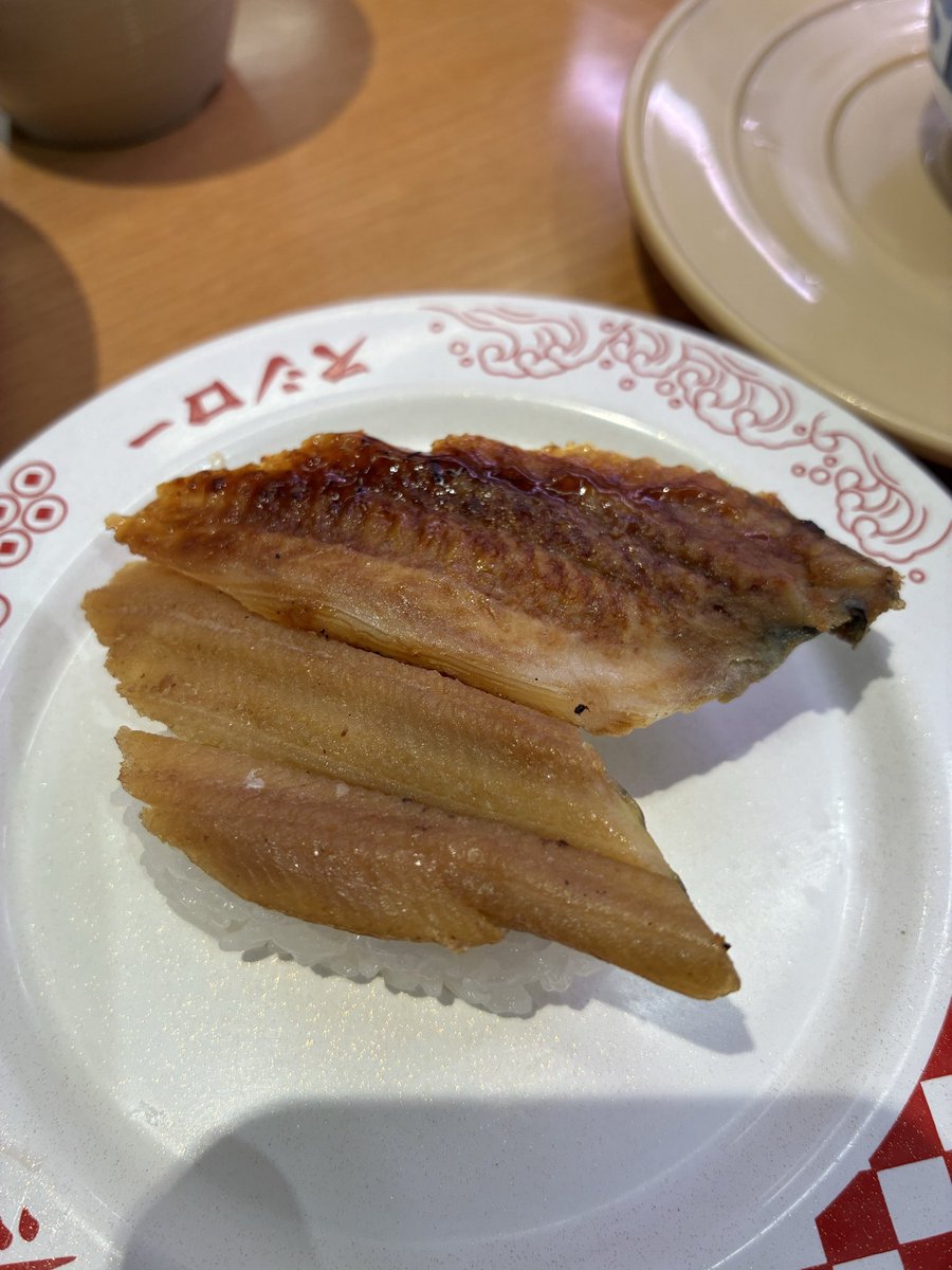 drifter0315's tweet photo. おいおいおい、、、
何をどう間違ったらウナギとアナゴを一貫ずつ同じ皿で提供するんや💦
（もちろんそういう組み合わせの商品ではございません😂） https://t.co/y3VRfuaKgi