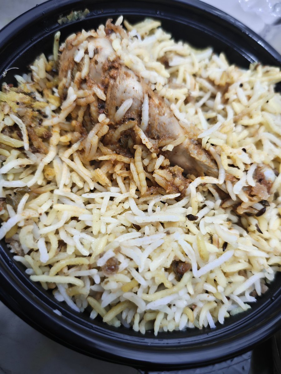 Onlyamit101's tweet photo. @Swiggy @SwiggyCares
Wrong order delivered. I ordered Chicken Tandoori Biryani but received normal chicken biryani, and the quantity is also less.
Order ID: 230371673360914
Please resolve this at the earliest (refund or replacement) https://t.co/yeBd1m3Tsd