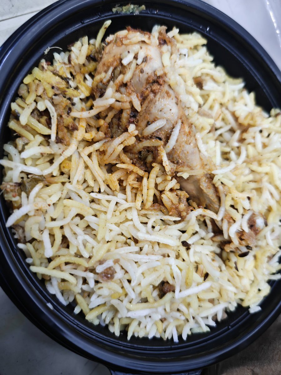 Onlyamit101's tweet photo. @Swiggy @SwiggyCares
Wrong order delivered. I ordered Chicken Tandoori Biryani but received normal chicken biryani, and the quantity is also less.
Order ID: 230371673360914
Please resolve this at the earliest (refund or replacement) https://t.co/yeBd1m3Tsd