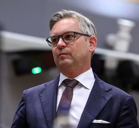 Ex-Kanzler Karl Nehammer (neu mit Vollbart-Look) ist in der EIB für die Finanzierung des Wiederaufbaus der Ukraine zuständig‼️Wenn man ihm jetzt noch den Magnus Brunner zur Seite stellt,kann nichts mehr schief gehen‼️🤣
