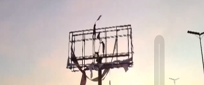 عن المليونيات .. المشهد الذي لم يكتمل في عدن

يمكن تلخيص المشهد بأنها محاولة أغتيال سياسي فاشلة قامت بها السعودية ضد القضية الجنوبية، صحيح قصفت القوات الجنوبية وألحقت بها أضرار لكنها لم تستطع أغتيال القضي، وقد قيل أن "الضربة التي لت تقتلك تقويك".

لا أحد وجد تفسيرات مقنعة لما