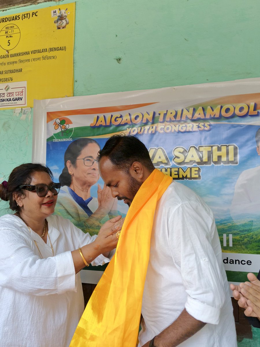 AITCakashH's tweet image. 🔥 Yuva Sathi Help Desk Camp at Jaigaon II Anchal by TMYC.
Helping youth with registration &amp;amp; benefits of Banglar Yuva Sathi Scheme.

🙏 Thanks to CM @MamataOfficial &amp;amp; Youth Icon @abhishekaitc for empowering youth.

#YuvaSathi #TMYC  #Kalchini #Alipurduar #BanglarGorboMamata