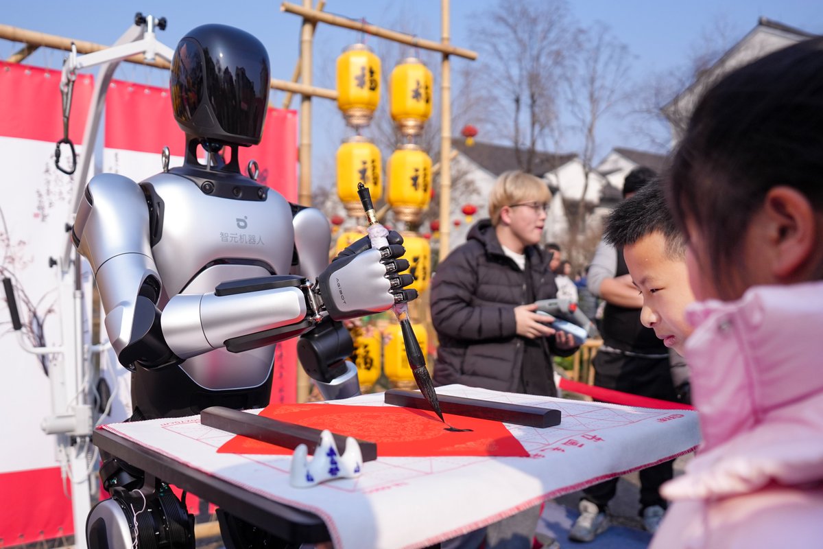 QiushiJournal's tweet image. The ways of celebrating the #SpringFestival have continued to evolve and refresh over time. In today's digitally connected world, smart #technologies are giving rise to a host of new festive practices. These range from the "online #ChineseNewYear shopping festival" and virtual