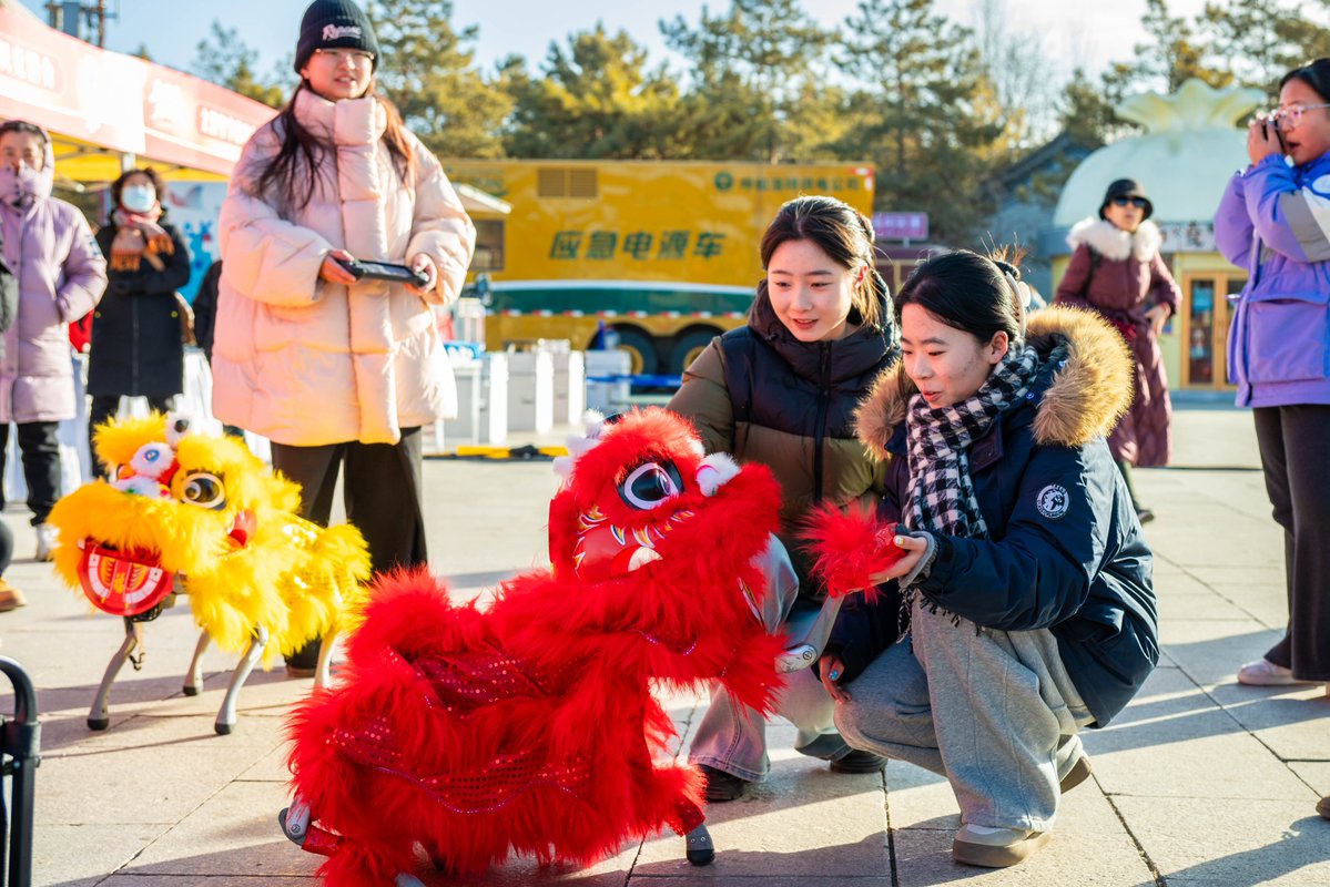 QiushiJournal's tweet image. The ways of celebrating the #SpringFestival have continued to evolve and refresh over time. In today's digitally connected world, smart #technologies are giving rise to a host of new festive practices. These range from the "online #ChineseNewYear shopping festival" and virtual