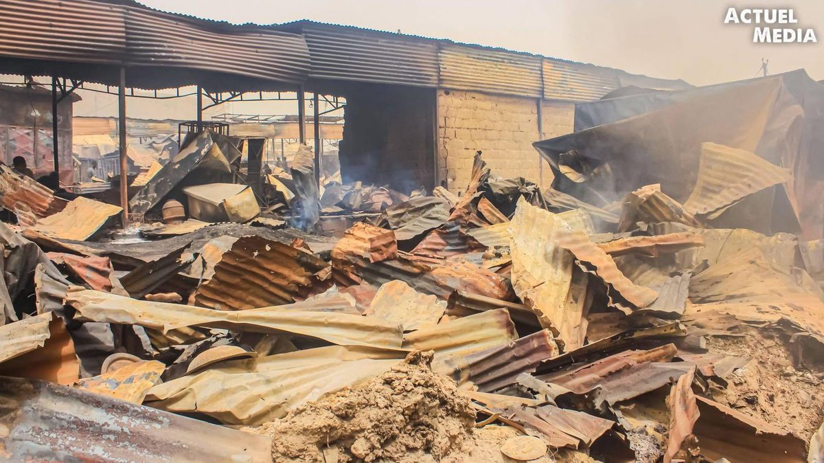 MoussaMaraMali's tweet photo. Solidarité et pensées sincères aux commerçants du marché de Médina Coura, durement éprouvés par un incendie.

En quelques heures, des étals, des marchandises et parfois le fruit de toute une vie de travail sont partis en fumée. Derrière les images impressionnantes, ce sont surtout des familles entières qui se retrouvent fragilisées, privées de leur principal moyen de subsistance. 

Dans ces moments douloureux, la solidarité nationale et locale est essentielle pour soutenir les sinistrés et leur redonner espoir.

À l’approche de la période de forte chaleur, cet événement doit servir d’alerte collective. Les températures élevées, combinées à la surcharge des réseaux électriques et au stockage de produits inflammables, augmentent considérablement les dangers. Il est urgent de renforcer les mesures de prévention, de sensibiliser les commerçants aux gestes de sécurité et d’améliorer les dispositifs d’intervention rapide.

Protéger nos marchés, c’est protéger des vies, des emplois et l’équilibre de toute une communauté.

CCMM