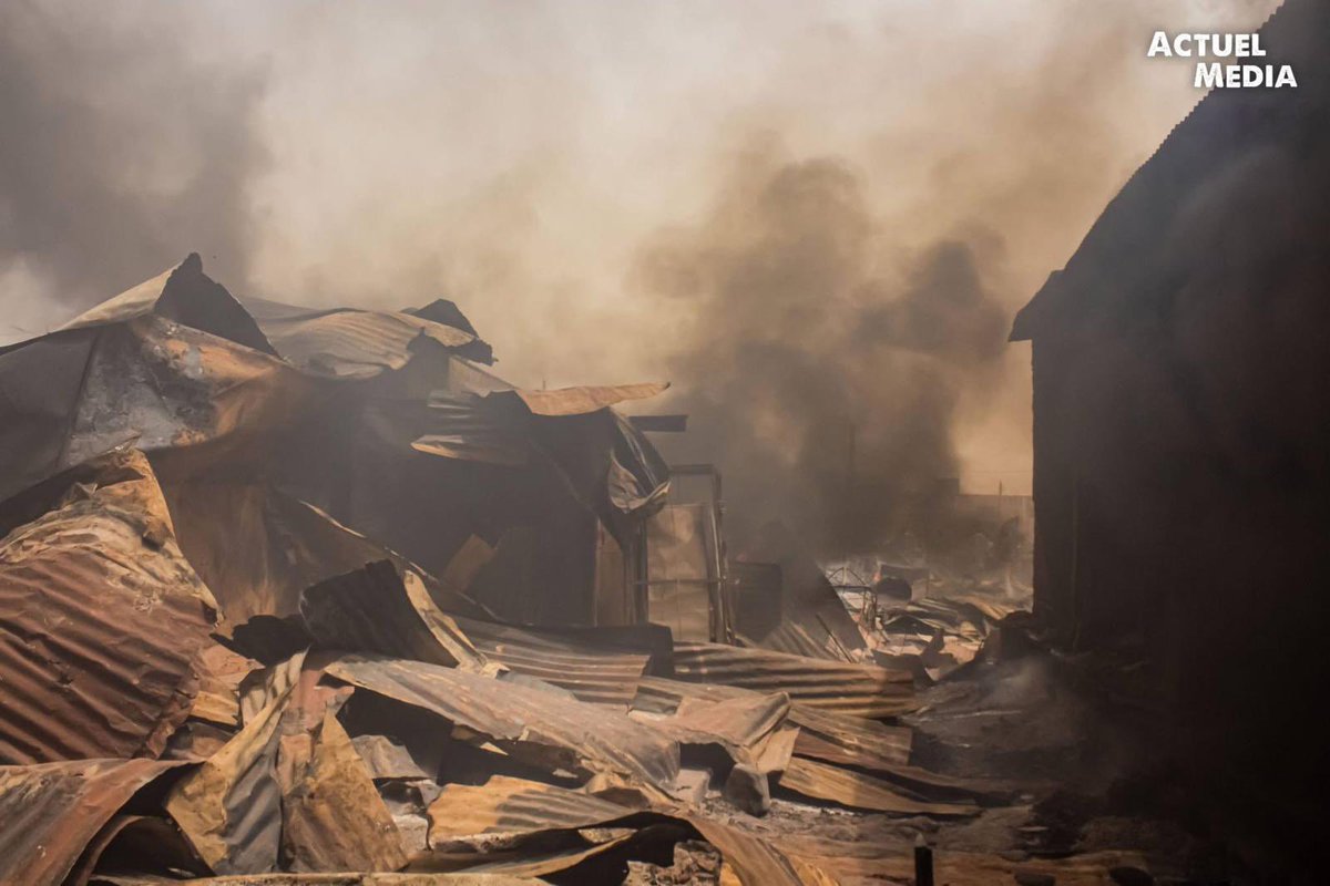 MoussaMaraMali's tweet photo. Solidarité et pensées sincères aux commerçants du marché de Médina Coura, durement éprouvés par un incendie.

En quelques heures, des étals, des marchandises et parfois le fruit de toute une vie de travail sont partis en fumée. Derrière les images impressionnantes, ce sont surtout des familles entières qui se retrouvent fragilisées, privées de leur principal moyen de subsistance. 

Dans ces moments douloureux, la solidarité nationale et locale est essentielle pour soutenir les sinistrés et leur redonner espoir.

À l’approche de la période de forte chaleur, cet événement doit servir d’alerte collective. Les températures élevées, combinées à la surcharge des réseaux électriques et au stockage de produits inflammables, augmentent considérablement les dangers. Il est urgent de renforcer les mesures de prévention, de sensibiliser les commerçants aux gestes de sécurité et d’améliorer les dispositifs d’intervention rapide.

Protéger nos marchés, c’est protéger des vies, des emplois et l’équilibre de toute une communauté.

CCMM