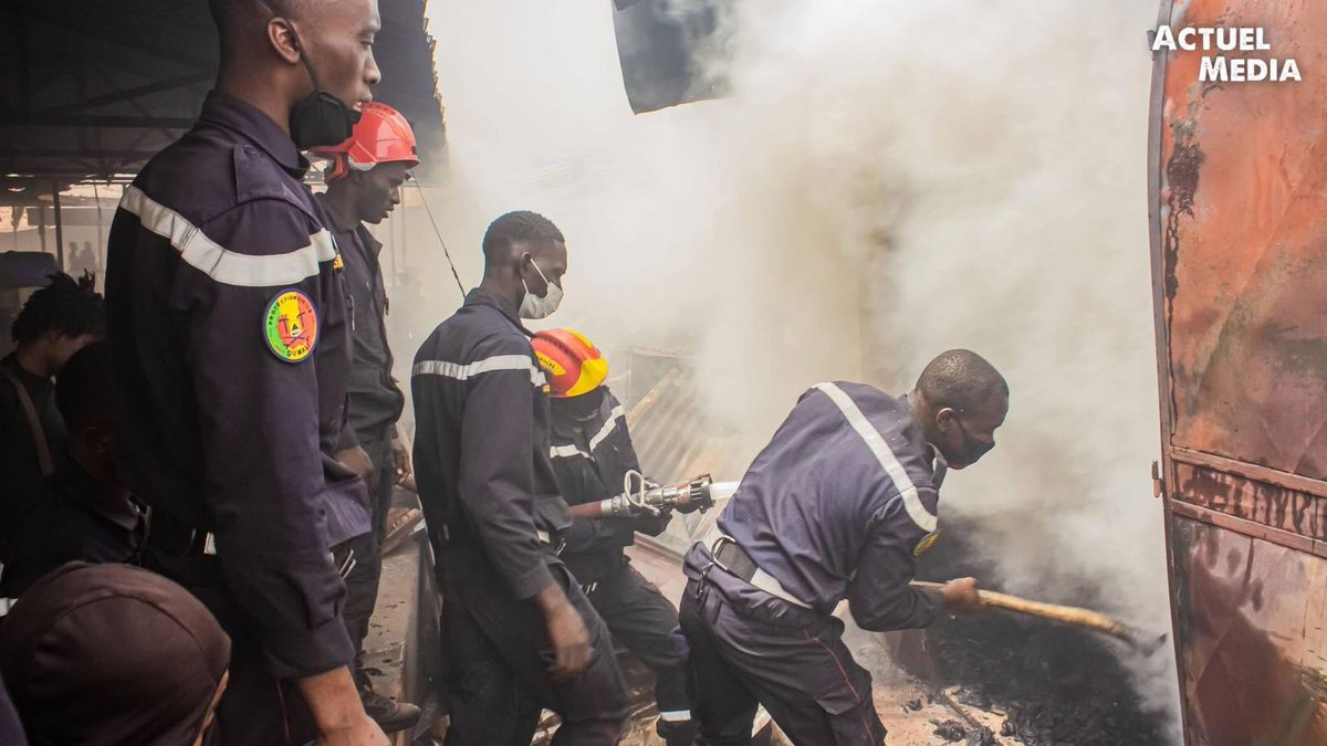 MoussaMaraMali's tweet photo. Solidarité et pensées sincères aux commerçants du marché de Médina Coura, durement éprouvés par un incendie.

En quelques heures, des étals, des marchandises et parfois le fruit de toute une vie de travail sont partis en fumée. Derrière les images impressionnantes, ce sont surtout des familles entières qui se retrouvent fragilisées, privées de leur principal moyen de subsistance. 

Dans ces moments douloureux, la solidarité nationale et locale est essentielle pour soutenir les sinistrés et leur redonner espoir.

À l’approche de la période de forte chaleur, cet événement doit servir d’alerte collective. Les températures élevées, combinées à la surcharge des réseaux électriques et au stockage de produits inflammables, augmentent considérablement les dangers. Il est urgent de renforcer les mesures de prévention, de sensibiliser les commerçants aux gestes de sécurité et d’améliorer les dispositifs d’intervention rapide.

Protéger nos marchés, c’est protéger des vies, des emplois et l’équilibre de toute une communauté.

CCMM