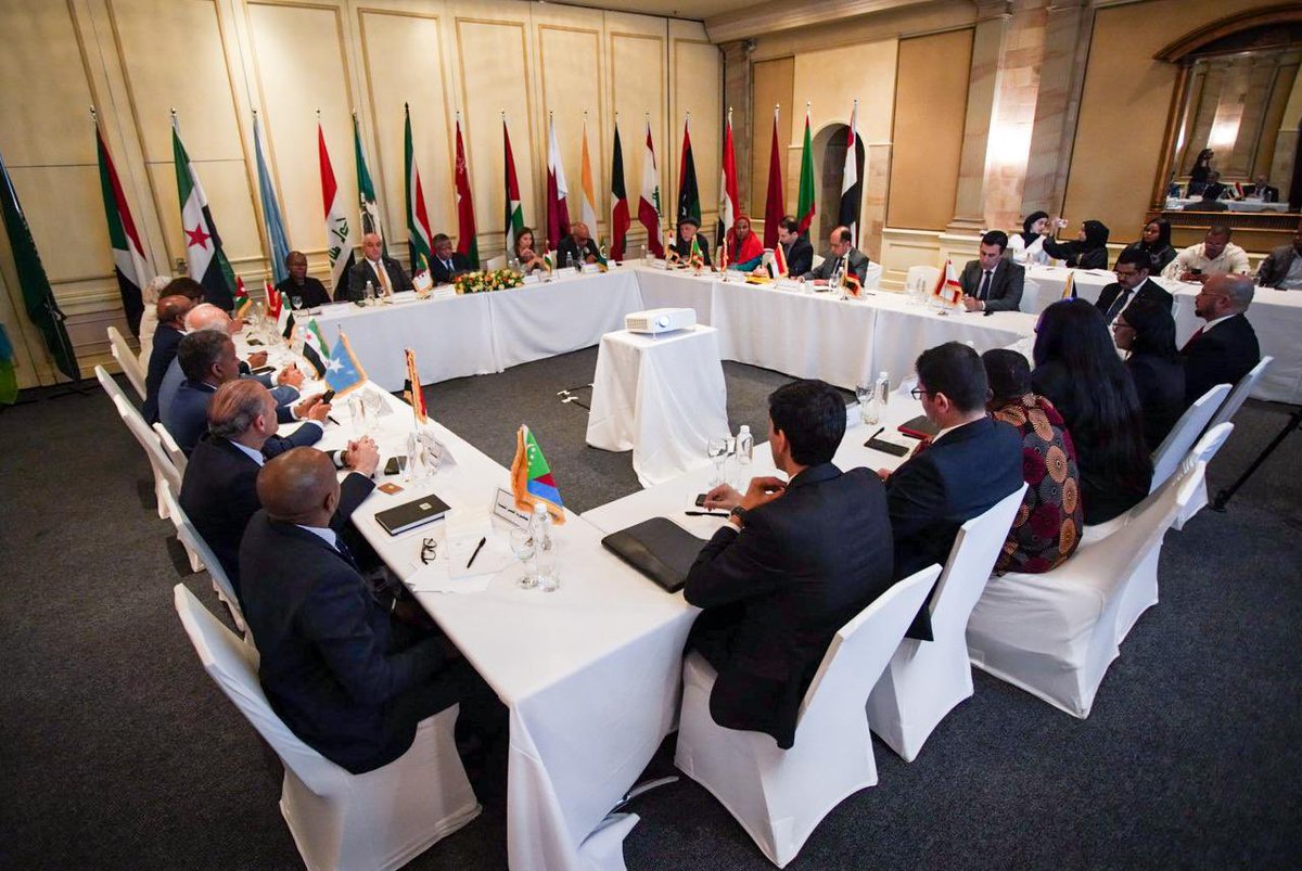 amb_msheikh's tweet photo. Waxaan shalay Magaalada Pretoria noogu qabsoomay kulan udhaxeeyay safiirrada dalalka Carabta ee fadhigoodu yahay dalka Koonfur Afrika iyo xoghayaha Guud ee xisbiga talada haya ee African National Congress (ANC), Mudane Mr.Fikile Mbalula.

Kulanka ayaa diiradda lagu saaray xoojinta xiriirka taariikhiga ah ee u dhexeeya dalalka Carabta iyo Koonfur Afrika, iskaashiga dhinacyada siyaasadda, dhaqaalaha iyo arrimaha caalamiga ah.

Madashaasi oo aan  khudbad ka jeediyay ayaa waxaan si qoto dheer uga hadlay Go’aanka Dawladda Soomaalia ee ku aadan ictiraaf beeneedka Isra’il iyo muhiimadda ay leedahay ilaalinta madax-bannaanida iyo midnimada dhuleed ee Soomaaliya, waxaan uga mahadceliyay doorka ay dalalka africa iyo Carabta ay ka qaataan garab istaagga Soomaaliya iyo xoojinta wadajirka iyo iskaashiga gobolka.

Kulankani oo ku soo dhammaaday guul iyo ballan-qaad ku aaddan sii xoojinta xiriirka diblomaasiyadeed iyo iskaashiga wadajirka ah ee u dhexeeya dalalka Carabta iyo xisbiga ANC.
@TheVillaSomalia 
@SomaliPM 
@MFASomalia 
@ANCParliament
@MbalulaFikile 
@DIRCO_ZA