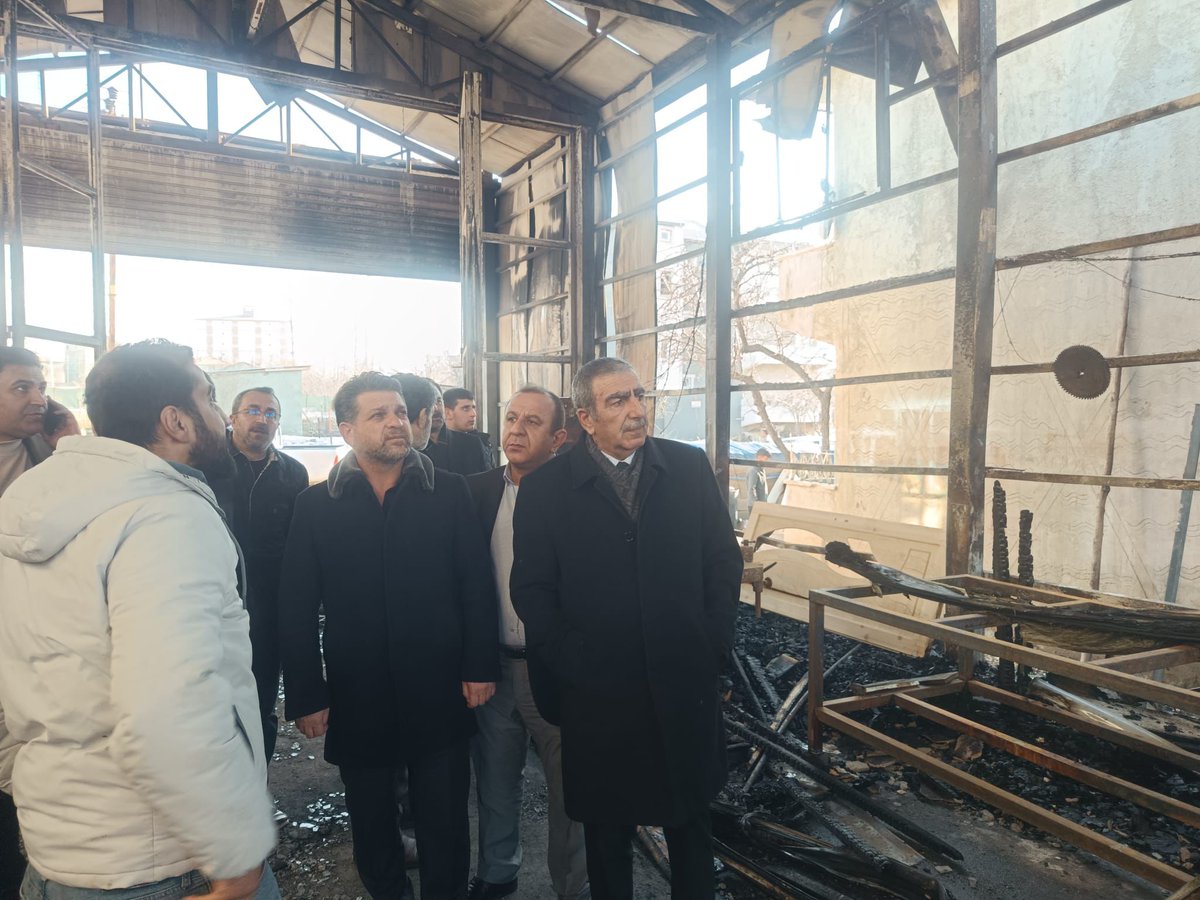 İlçe Başkanımız <a href="/YavuzKusanVan/">Yavuz Kuşan</a> ilçemizde meydana gelen iş yerinde maddi hasara yol açan yangn sonrası olay yerinde incelemelerde bulundu
Yangından etkilenen esnafımızla bir araya gelerek geçmiş olsun dileklerini iletti takipçisi olacaklarını belirtti
<a href="/MustafaAlkayis/">Av. Mustafa Alkayış</a> 
<a href="/Recep_ayd25/">Recep Aydın 🇹🇷</a>