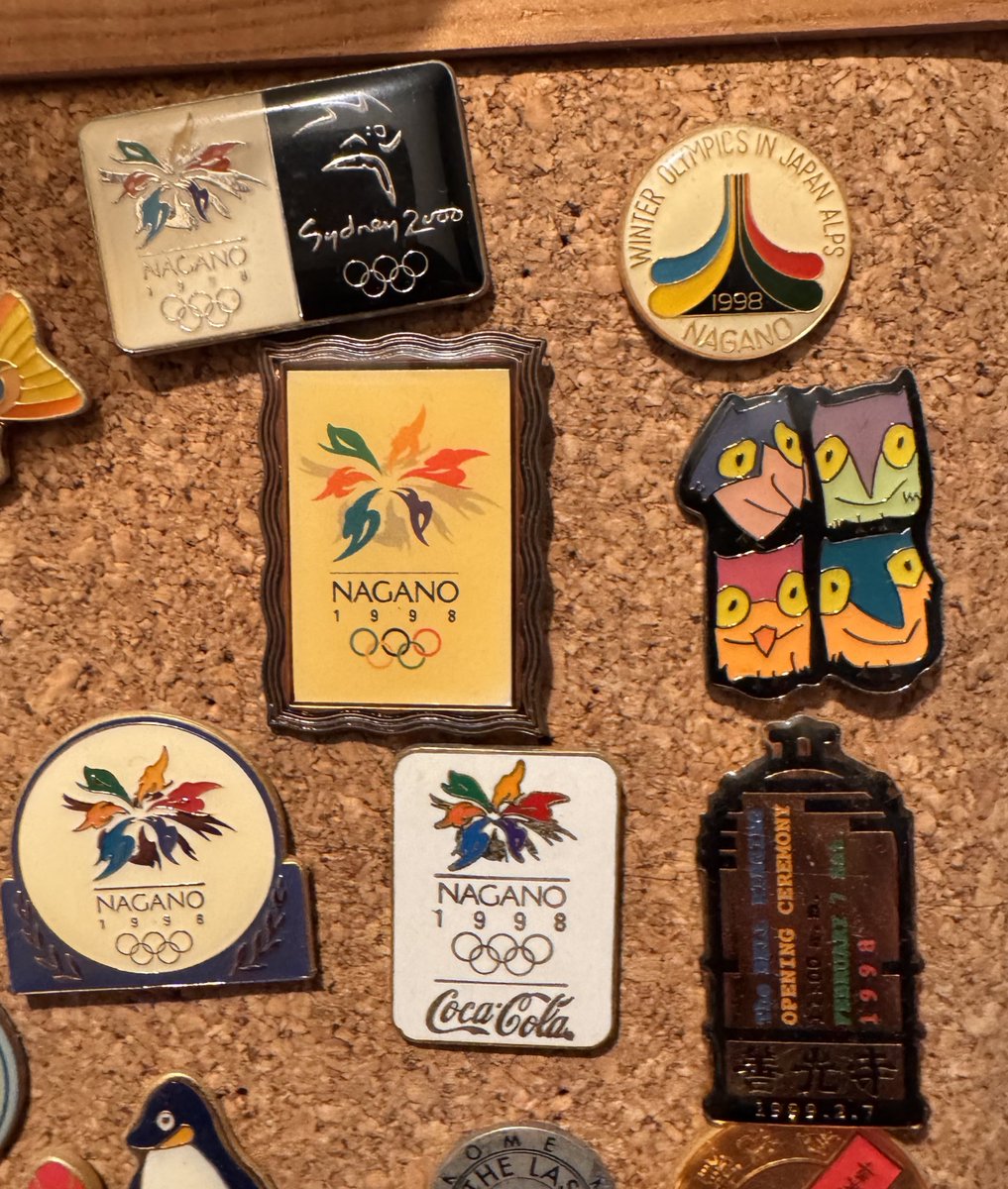 右上は長野五輪招致バッジじゃのう👴
