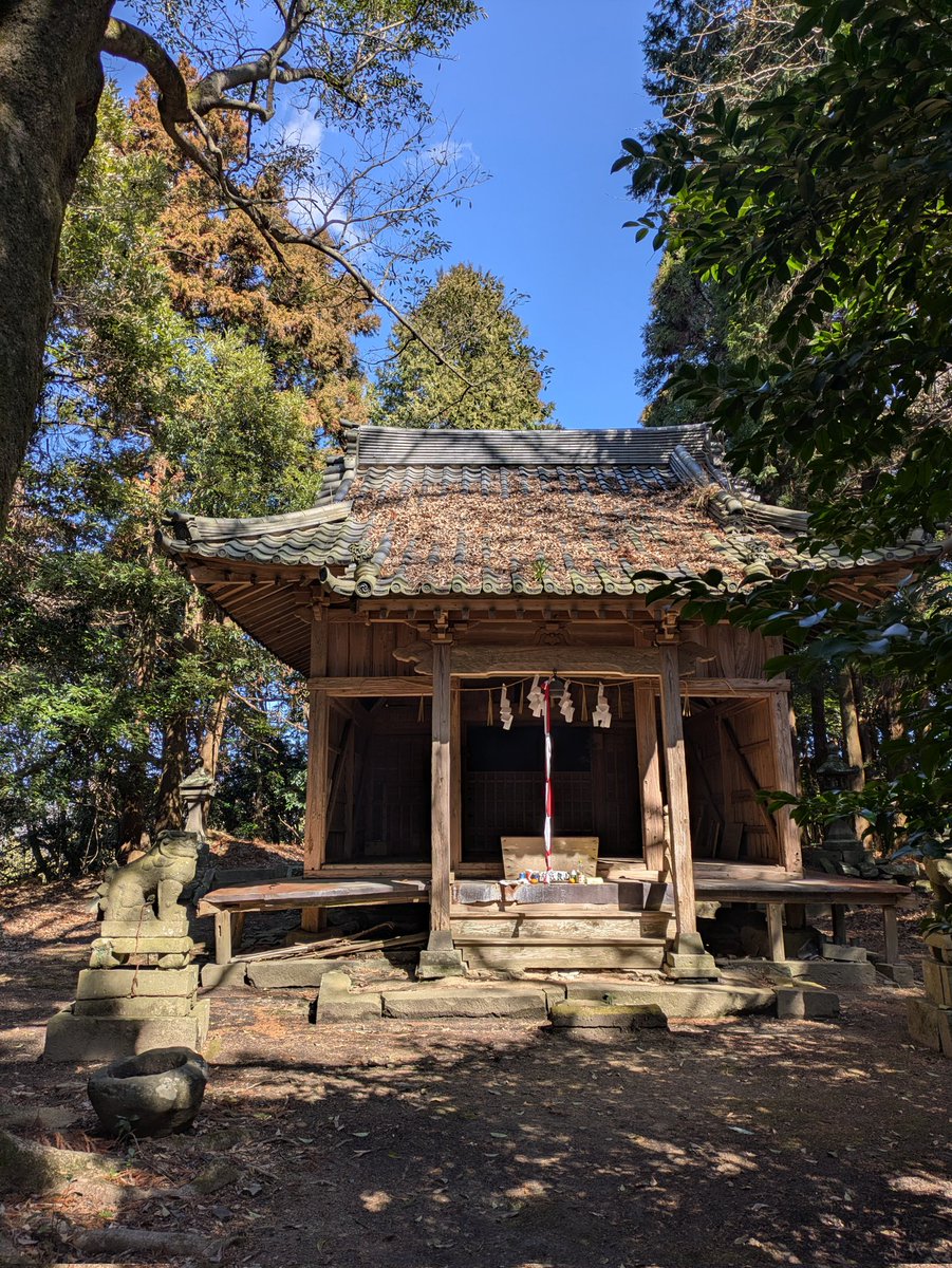 福岡県朝倉市の麻底良山という低山の山頂には戦国時代の山城麻底良城があった
福岡藩黒田家の領有下で豊後との国境を監視する要衝であったそうな
今日は、山城の跡に建つお宮に紙垂を吊るしたりお供え物をしながら歴史を語り継いできた人たちにも思いを馳せた