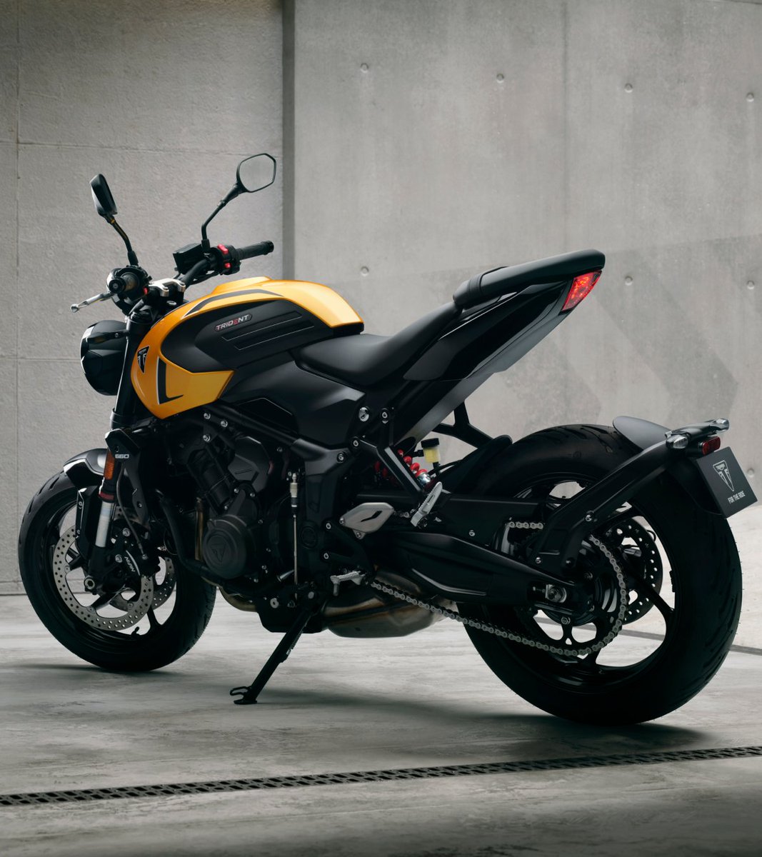 TriumphJapanKK's tweet photo. 【TRIDENT 660】

手のひらに伝わる確かな接地感。 新型 TRIDENT 660の新しいShowa製高性能サスペンションが、荒れた路面をいなし、コーナーでは吸い付くような安定感をもたらす。

軽く、鋭く。それでいて、どこまでも扱いやすく。 ライダーの意志にシンクロするシャシーが、走るほどに自信を深めてくれる。

そのようなプレミアムな乗り味を、ぜひ試乗で。
https://t.co/t5hB4TU5dL