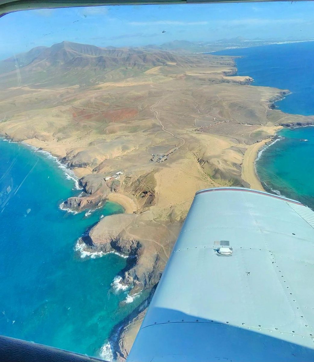 RealAeroclubGC's tweet photo. Carnaval !?
Nos hemos ido al aire entre disfraz y disfraz 🥸 
Aprovecha estos días de descanso y ponte en contacto con nosotros para ver nuestras islas desde el aire
.
.
.
.
Info@realaeroclubdegrancanaria.es
#ragc #carnaval #gcrr #enjoy #dreams #aviation https://t.co/J8fbR2dD0r