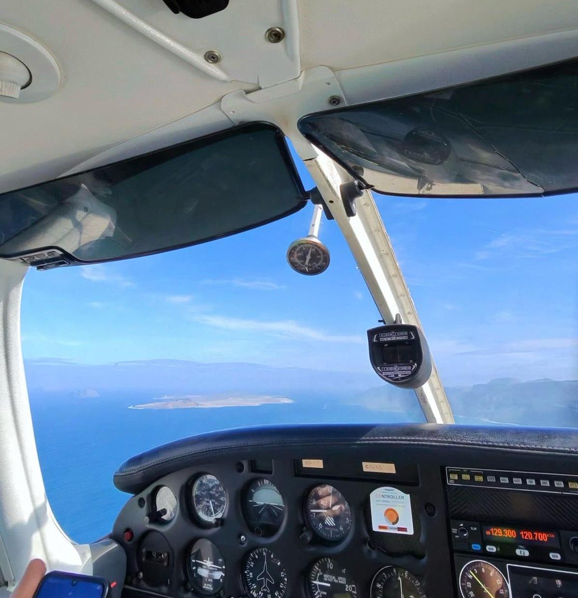 RealAeroclubGC's tweet photo. Carnaval !?
Nos hemos ido al aire entre disfraz y disfraz 🥸 
Aprovecha estos días de descanso y ponte en contacto con nosotros para ver nuestras islas desde el aire
.
.
.
.
Info@realaeroclubdegrancanaria.es
#ragc #carnaval #gcrr #enjoy #dreams #aviation https://t.co/J8fbR2dD0r