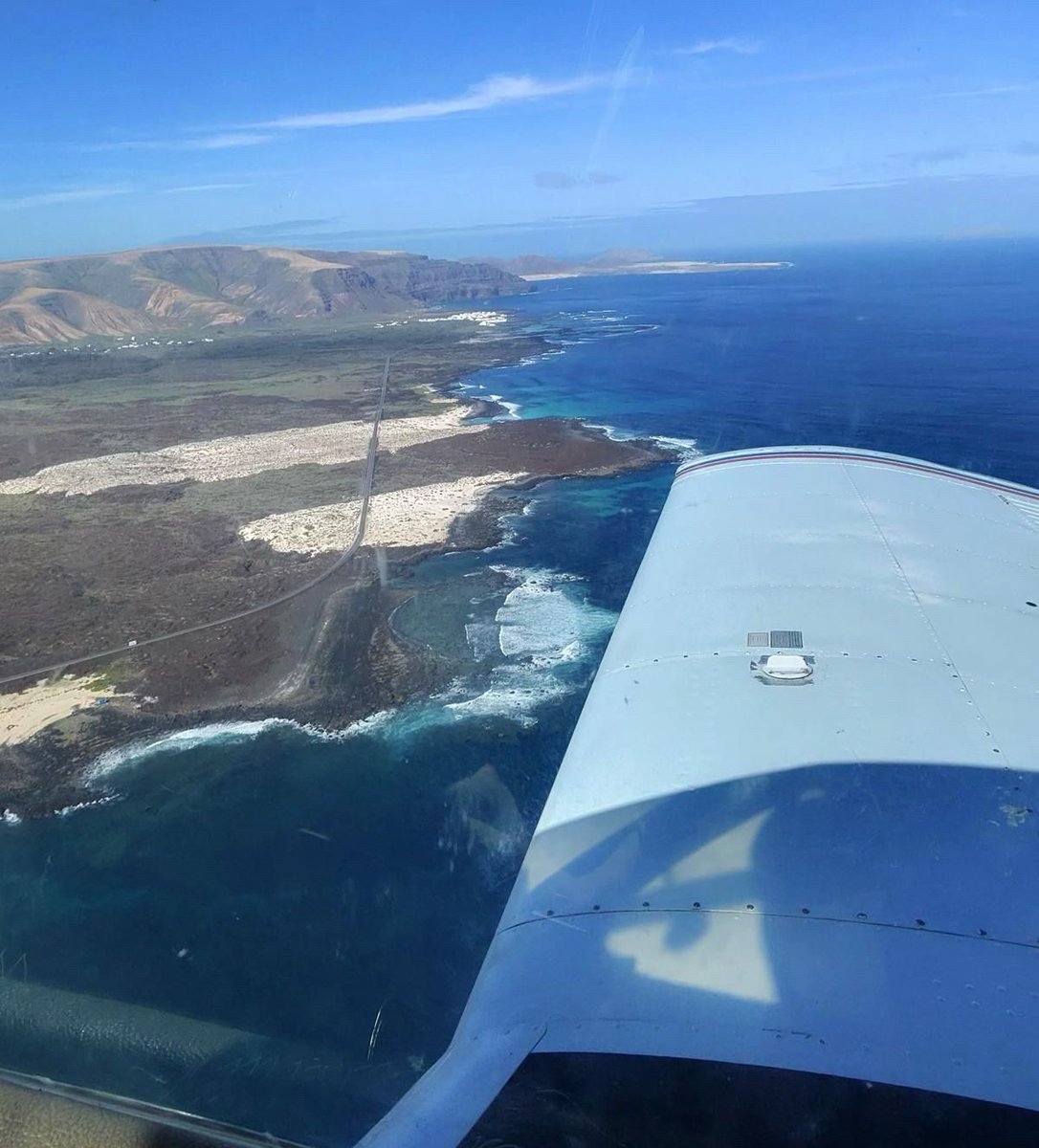 RealAeroclubGC's tweet photo. Carnaval !?
Nos hemos ido al aire entre disfraz y disfraz 🥸 
Aprovecha estos días de descanso y ponte en contacto con nosotros para ver nuestras islas desde el aire
.
.
.
.
Info@realaeroclubdegrancanaria.es
#ragc #carnaval #gcrr #enjoy #dreams #aviation https://t.co/J8fbR2dD0r