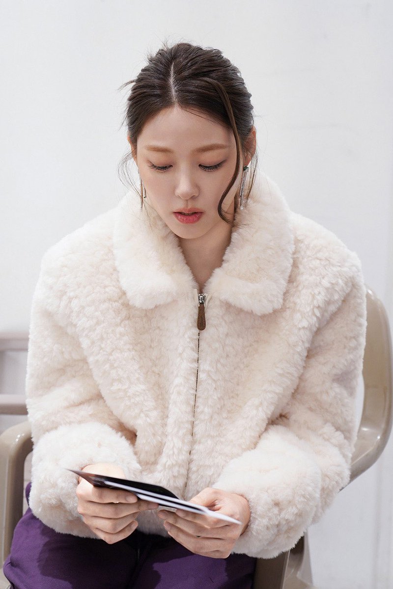 ThePresent_X's tweet photo. [#김설현]
‘한터뮤직어워즈 2025’ 대상 시상자로 참석한
김설현 배우 현장 비하인드 ✨
Kim Seol-hyun graced the Hanteo Music Awards 2025 as a Grand Prize presenter 🤍

See more on Weverse ⬇️
https://t.co/8cbfxSUIdS

#KIMSEOLHYUN
#金雪炫 #キムソリョン
#HanteoMusicAwards2025 https://t.co/QdObUKKJH4