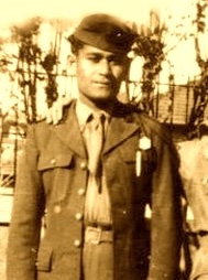 Un Kanak. Né sur l’îlot Mwack. En 1943, il parcourt 15 000 km pour rallier l'Ecosse. Intégrer la troupe d'élite des SAS à Croix de Lorraine. Être parachuté le 9 juin 1944. Et participer à la libération de la France. Il a alors 19 ans. Il sera blessé, mais victorieux. Henri Brown.