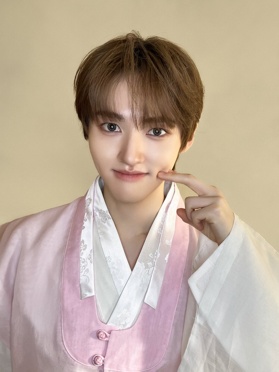 📸] YUHZ '𝙇𝙪𝙣𝙖𝙧 𝙉𝙚𝙬 𝙔(𝙐𝙃𝙕)𝙚𝙖𝙧!' Behind Photo #YUHZ