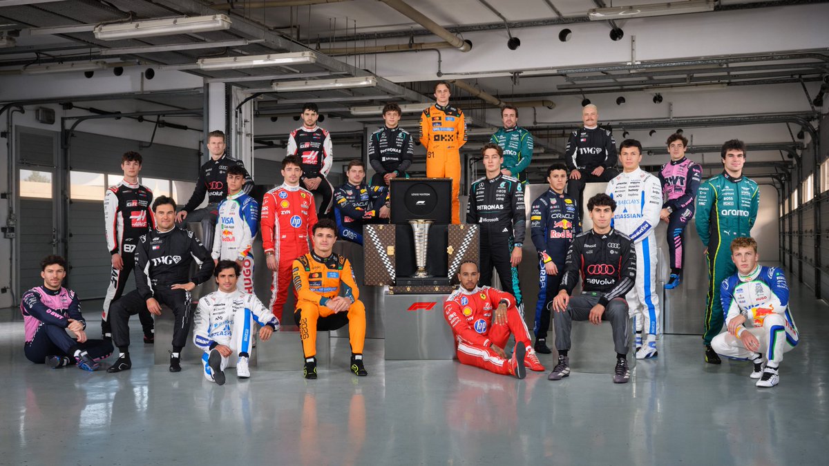 LN4's tweet photo. 2025 world champ front and centre. 2026 season is a GOOO https://t.co/IQhMl8blE5