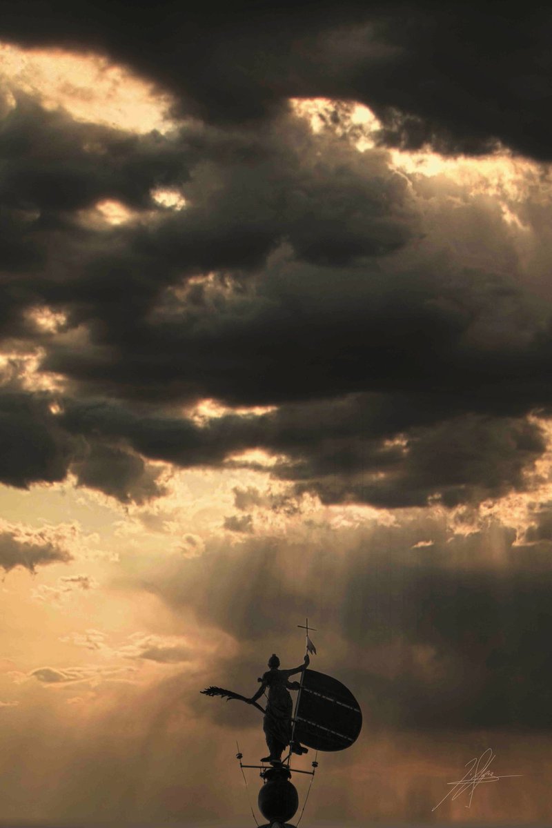 El Aljarafe hoy se viste de día primero para proclamar su nueva luz. Hoy un año más,volvemos a conquistar el corazón de Sevilla ante la atenta mirada de la niña Giralda. Hoy se presenta el Cartel de la Semana Santa del Aljarafe. 

📷 Javi López