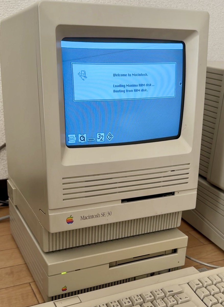 数十年前に秋葉原の杉元ガレージで発掘したSE/30は今日も元気です。杉元ガレージさんのXアカウントを見つけて懐かしさが込み上げる。