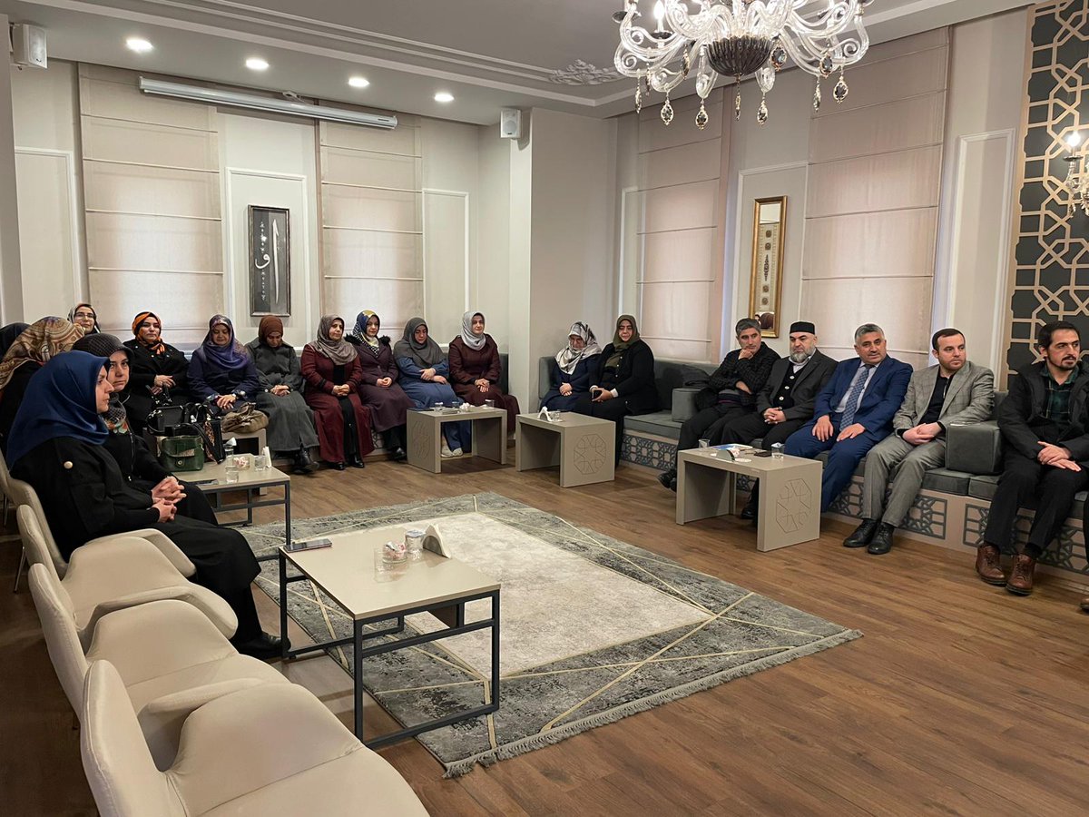 gantepmuftulugu's tweet photo. Gaziantep İl Müftüsü Mustafa SOYKÖK, Aile ve Dini Rehberlik Merkezi binasında düzenlenen toplantıda İl ve İlçe Müftülüklerimize bağlı vaizlerle bir araya geldi.

#mustafasoykök #gaziantepilmüftülüğü #adrm #vaizlertoplantısı #dinirehberlik #gaziantep https://t.co/SVvTb3z6Nk