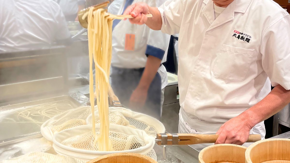 UdonMarugame's tweet photo. 【#丸亀製麺の豆知識】
釜玉うどんの麺には、「釜抜き麺」を使用しています。茹でたてを釜から直接どんぶりへ入れるため表面が少し毛羽立ち、玉子やだししょうゆがよく絡みます。小麦がふんわり香り、ふわふわもちもちな食感も特長です✨
知らなかった！という方はリポスト🔁をお願いします！ #丸亀製麺