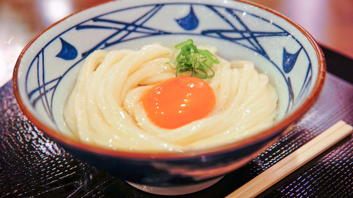 UdonMarugame's tweet photo. 【#丸亀製麺の豆知識】
釜玉うどんの麺には、「釜抜き麺」を使用しています。茹でたてを釜から直接どんぶりへ入れるため表面が少し毛羽立ち、玉子やだししょうゆがよく絡みます。小麦がふんわり香り、ふわふわもちもちな食感も特長です✨
知らなかった！という方はリポスト🔁をお願いします！ #丸亀製麺