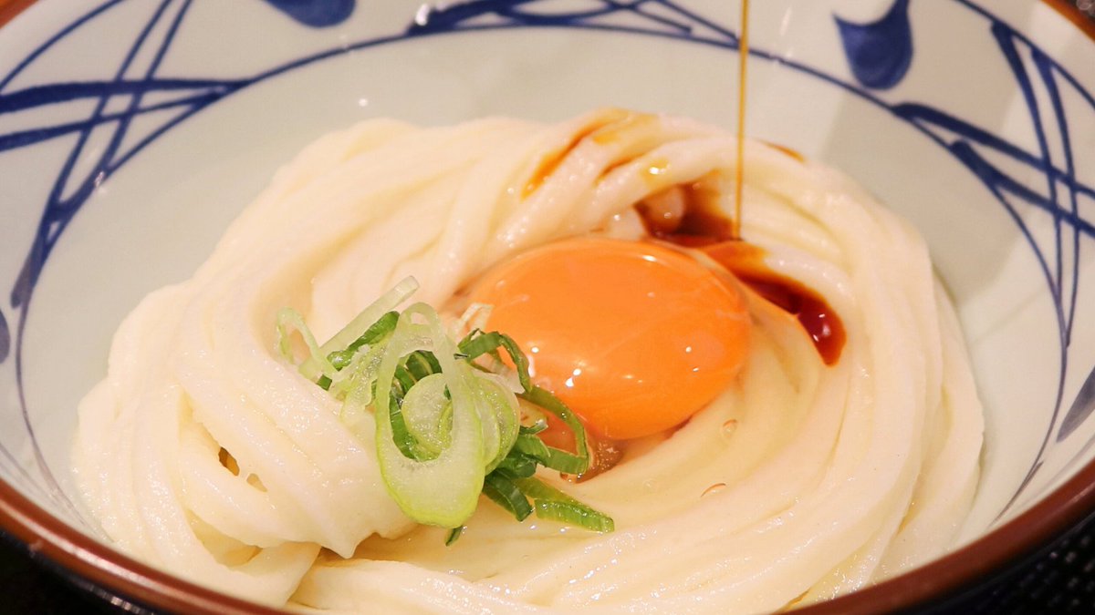 UdonMarugame's tweet photo. 【#丸亀製麺の豆知識】
釜玉うどんの麺には、「釜抜き麺」を使用しています。茹でたてを釜から直接どんぶりへ入れるため表面が少し毛羽立ち、玉子やだししょうゆがよく絡みます。小麦がふんわり香り、ふわふわもちもちな食感も特長です✨
知らなかった！という方はリポスト🔁をお願いします！ #丸亀製麺